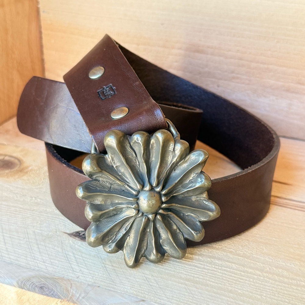 Y2K Boho Leather Belt w/ Chunky Brass Flower Buckle – Fits 30 - Picture 5 of 13